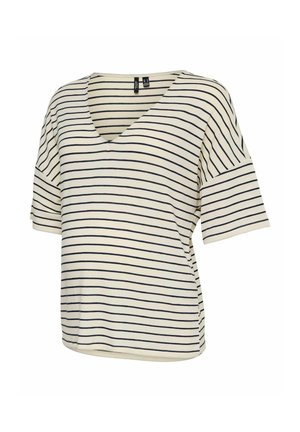 Bela kratka majica z V-izrezom in kratkimi rokavi, s horizontalnimi mornarsko modrimi črtami in sproščenim krojem, prikazana na belem ozadju.