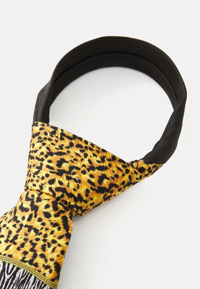 Halsdoek met luipaardprint, vastgebonden in een knoop, met een zwarte binnenvoering en eenPatroond rand.