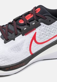 Nike Performance VOMERO - Chaussures de running sur route - white/black/fire red/platinum tint
