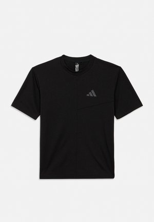 Svart treningst-skjorte med korte ermer, rund hals og subtil mørkegrå logo på venstre bryst, vist mot en hvit bakgrunn.