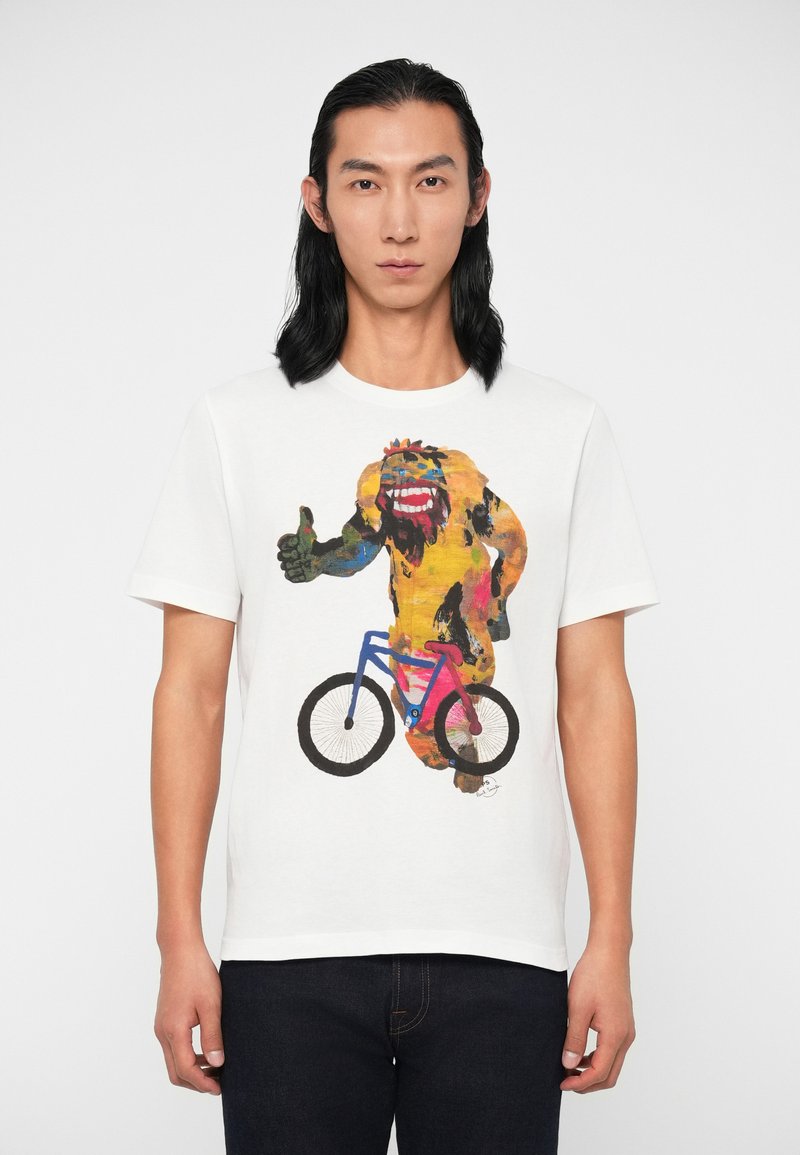 Balta medvilninė marškinėlių su spalvinga grafika, vaizduojančia personažą, kuris suteikia „thumbs-up“ ženklą šalia dviračio su rožiniu ir mėlynu rėmu.