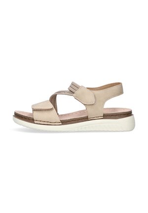 Sandal de cuero beige con correa ajustable, acentos elásticos, plantilla acolchada y suela de goma blanca con acabado texturizado.