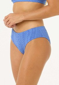 Jasnoniebieskie majtki bikini z teksturowanymi wzorami, z geometrycznymi motywami i gładkim wykończeniem, zapewniające pełne zakrycie i komfortowy krój.