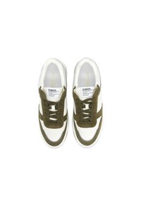 Baskets blanches avec des accents vert olive, dotées d'une texture en daim, d'un bout arrondi, d'un laçage et d'une étiquette de marque sur la languette.