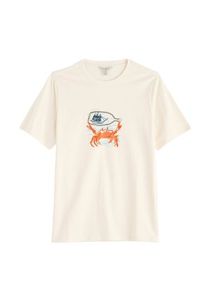 Kreemjas lühikeste varrukatega T-särk sinise laeva kujutisega pudelis ja oranži krabi illustratsiooni ees keskel.