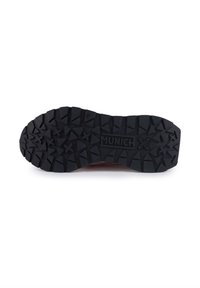 Semelle de chaussure en caoutchouc noir avec un motif de semelle robuste et un logo "MUNICH" en relief au centre. Surface texturée pour une adhérence et une durabilité accrues.