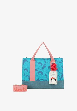 Bolsa de lona azul con asas rosas, que presenta ilustraciones de Frida Kahlo. Incluye un pompón decorativo y un llavero que dice "Viva la".