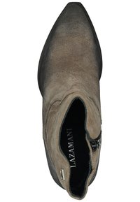 Stivale alla caviglia in suede marrone con punta affusolata, chiusura con zip laterale, suola nera liscia e lievi variazioni di texture in tutto il battistrada.