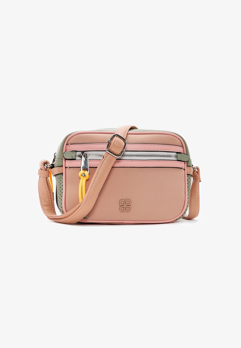 Borsa a tracolla compatta in rosa e verde con materiale sintetico, dotata di chiusura con cerniera, tracolla regolabile e dettagli perforati.