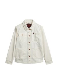Chaqueta de lienzo blanca con cuello, dos bolsillos en el pecho y dos bolsillos frontales. Presenta cierres de botón marrón y un parche con logo en el pecho.