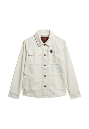 Witte canvas jas met een kraag, twee borstzakken en twee voorzakken. Voorzien van bruine knoopsluitingen en een logopatch op de borst.