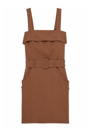 Brūns jostu kleita ar volānu ap kaklu, regulējamām siksnām un sānu kabatām. Izgatavota no strukturētas auduma, ar pieguļošu siluetu.