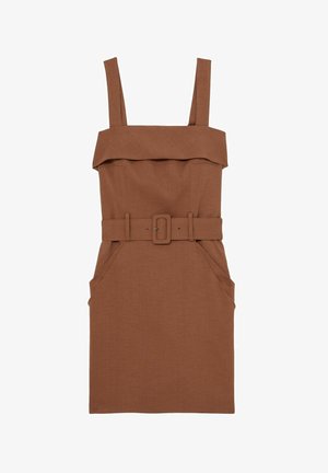 Brūns jostu kleita ar volānu ap kaklu, regulējamām siksnām un sānu kabatām. Izgatavota no strukturētas auduma, ar pieguļošu siluetu.