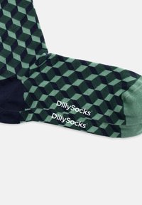 Skarpetki w zielono-granatowy wzór z geometrycznym motywem. Na boku nadrukowane etykiety "DillySocks". Tekstura dziana.