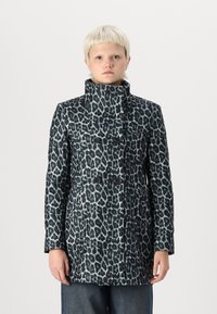Manteau en imprimé léopard avec un col montant, tonalités noir et bleu clair, boutons double boutonnage et tissu texturé.