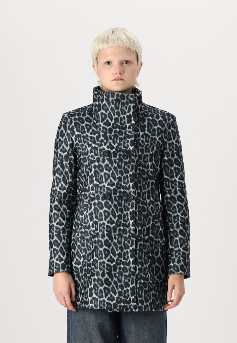 Manteau en imprimé léopard avec un col montant, tonalités noir et bleu clair, boutons double boutonnage et tissu texturé.