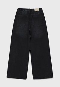 Pantaloni in denim neri a gamba larga con cintura elastica e due tasche posteriori, mostrati distesi su uno sfondo grigio chiaro.