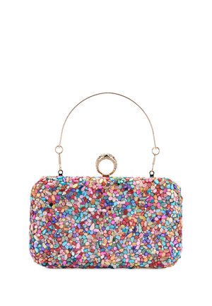 Bolso de mano cubierto de pequeñas piedras multicolores con un cierre circular dorado y un fino asa dorada.