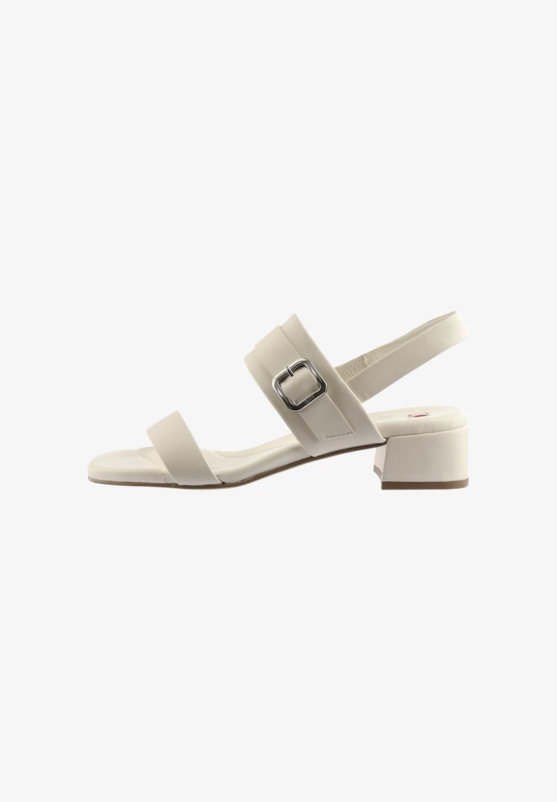 Sandale beige pour femme à bout ouvert, à talon bloc bas, avec une bride réglable à boucle sur le coup de pied et une sangle arrière élastique pour le maintien.