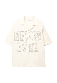 Rövid ujjú, krémszínű gombos ing, amelynek az elején vastag fekete körvonalú "NEVER EVER" felirat található. Kereknyakú gallérral és laza szabással rendelkezik.