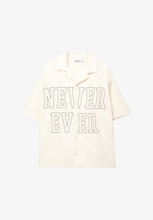 Koszula na krótki rękaw w kolorze kremowym, zapinana na guziki, z napisem "NEVER EVER" w wyraźnym czarnym obrysie, z kołnierzykiem z wycięciem i luźnym krojem.