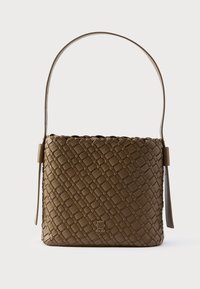 Geantă maro din material împletit, cu o formă structurată, bază plată și o singură curea curbată pentru umăr. Are un logo metalic în față.