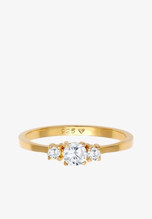 Goldener Ring mit drei runden klaren Edelsteinen, der mittlere ist größer, innen im Ring gestempelt mit "925" und einer kleinen Diamantform.