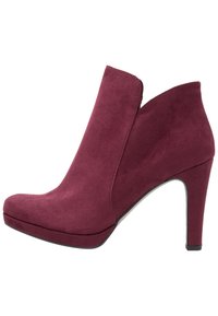 Burgundy mokkasini nilkkuri, jossa on korkea korko, mantelin muotoinen kärki ja leikattu muoto etuosassa. Huoleton pinta, jossa on tyylikäs siluetti.
