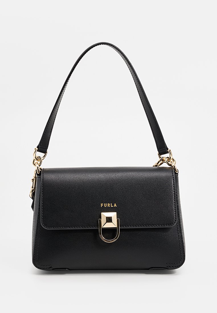 Sac à main en cuir noir au design structuré, avec un fermoir en ton doré et une seule bandoulière pour plus de confort.