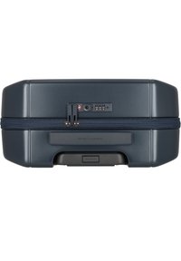 Valigia rigida blu navy con chiusura a zip, lucchetto a combinazione e superficie texturizzata. Presenta un logo e un piccolo manico nella parte inferiore.