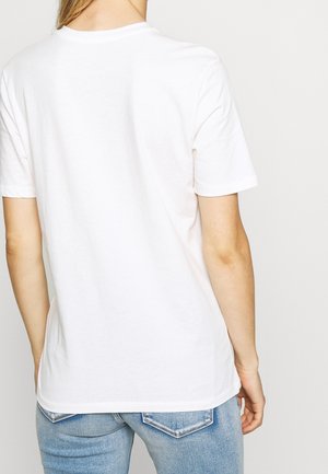 Hvid t-shirt med korte ærmer vist fra ryggen, lavet af bomuld, med en afslappet pasform og enkel crew neckline.