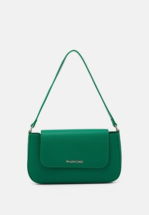 Zielona skórzana torba na ramię z klapą i logo "Valentino" w srebrze z przodu.