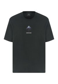 Camiseta negra de algodón con cuello redondo, mangas cortas y un logotipo gráfico central en forma de diamante. Textura suave en toda la prenda.