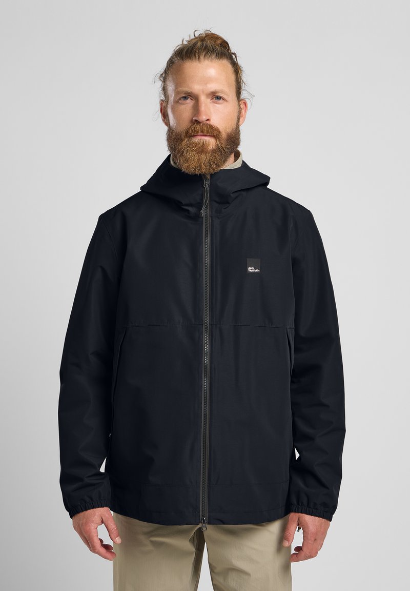 Sort vandtæt jakke med hætte, fuld frontlynlås, elastiske manchetter og et brystlogo. Glat tekstur, afslappet pasform, minimalistisk design.