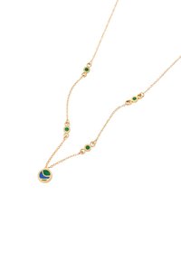 Zlatni necklace s kružnim privjeskom ukrašenim plavim i zelenim emajliranim detaljima, uz male zelene perle duž lanca.