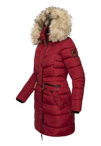 Rød polstret parka med pelsforet hætte, lynlåslommer i siden, struktureret stof og elastiske manchetter. Har dekorativt mærke på ærmet.