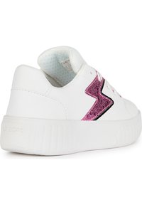 Vita sneakers med en glansig rosa blixtdesign, texturerad ovandel, svarta detaljer och tjock vit gummisula. Skyltinformation synlig.