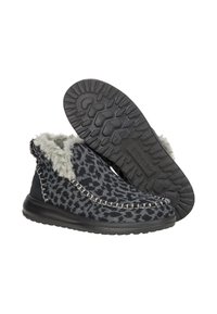Pantofole foderate in pile con stampa leopardata nera e grigia, dotate di suola in gomma e dettagli cuciti lungo i bordi per una maggiore durata.