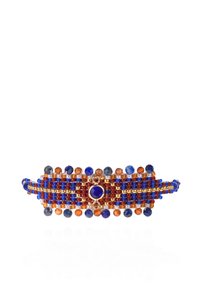 Bracelet à plusieurs brins avec des perles bleues, orange et transparentes. Accents dorés avec une pierre bleue centrale et un motif de perles complexe.