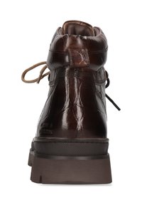 Stivaletto alla caviglia in pelle marrone con finitura strutturata, punta tonda, suola in gomma e lacci. Presenta un colletto imbottito e dettaglio con logo in rilievo.