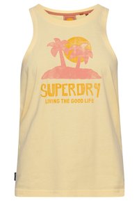 Top sin mangas amarillo hecho de algodón, con un estampado de dos palmeras rosas y un sol, acompañado del texto "SUPERDRY" y "VIVIENDO LA BUENA VIDA".