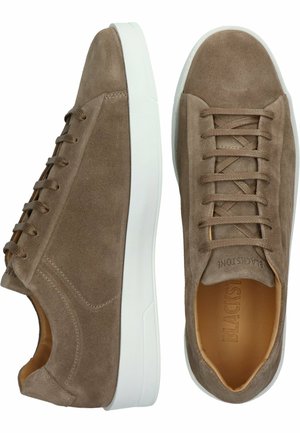 Zapatillas de ante beige con suelas de goma blanca. Presentan puntera redonda, cordones planos y detalles de costura sutiles. Interior forrado en cuero color marrón.