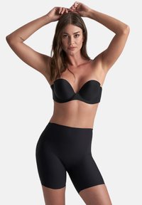 Zwarte strapless bh met een glad, gevormd ontwerp. Hoge zwarte shaping shorts met een naadloze afwerking. Beide gemaakt van rekbaar materiaal.