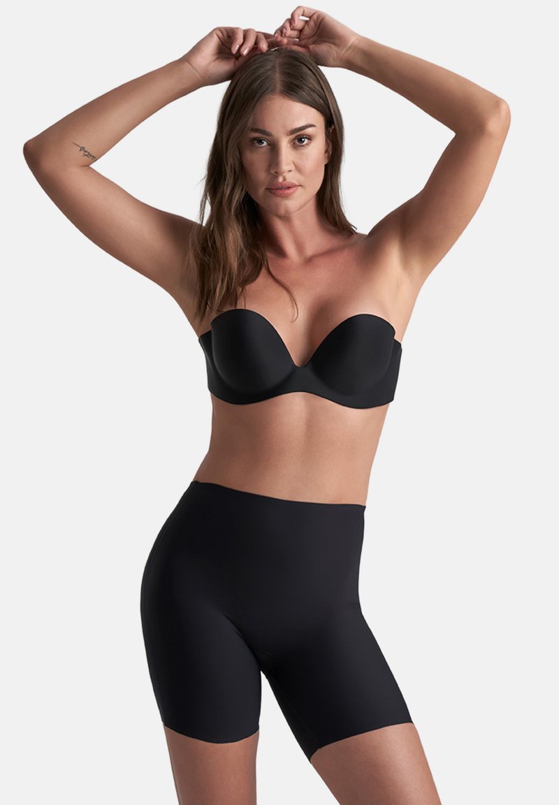 Zwarte strapless bh met een glad, gevormd ontwerp. Hoge zwarte shaping shorts met een naadloze afwerking. Beide gemaakt van rekbaar materiaal.