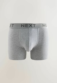 Boxeri scurți din bumbac gri, cu o formă ajustată și un elastic flexibil, având cuvântul "NEXT" în litere negre îndrăznețe.