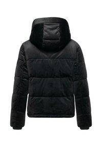 Doudoune noire avec capuche, présentant une texture lisse et douce ainsi qu'un design matelassé horizontal. Pas de matériel ni d'accents visibles.