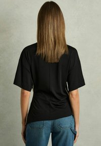 Reiss REGULAR FIT - AUDREY DRAPED CREW-NECK - Apdrukāts T-krekls - cream black