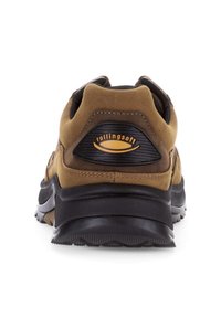 Braune Wildleder- und synthetische Sportschuhe mit einer schwarzen Gummisohle, die eine strukturierte Ferse und ein orangefarbenes "rollingsoft"-Logo aufweist.