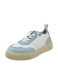 Białe obuwie z jasnoniebieskimi akcentami, fakturą przypominającą skórę węża oraz beżową podeszwą na platformie. Posiada sznurowadła i pętlę do zakładania na pięcie.