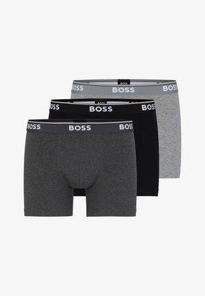 Tre paia di boxer in grigio scuro, nero e grigio chiaro. Ognuno ha un sottile elastico in vita con la scritta "BOSS" stampata in bianco.